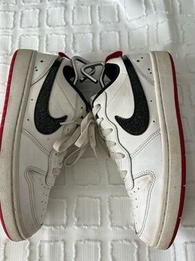 Nike Court Borough Low 2 SE (GS) in white/black-very berry Size 5.5Y